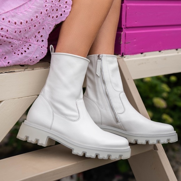 White/ off whleather boot. Brand new with Box Women’s US sizes. COLOR: Off white